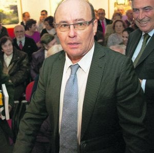 José Manuel Vidal, a su llegada a la conferencia, que llenó el salón de actos del Ateneo. Tras él, Álvaro Muñiz, su presidente. ::                         CITOULA