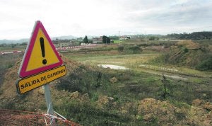 Movimientos de tierras en el polígono de Bobes, que está siendo desarrollado por Sogepsa en el concejo de Siero. ::                             PALOMA UCHA