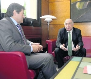 Vicente Gotor, en una de las reuniones de trabajo que mantuvo con el presidente del Principado. ::                             JESÚS DÍAZ