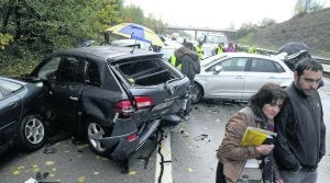 El accidente múltiple registrado en la ronda de Oviedo en noviembre de 2012 afectó a 41 vehículos y empeoró la estadística. ::                             JESÚS DIAZ
