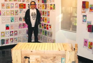 El autor de la exposición, Iván Fernández González, posando entre sus trabajos en el Museo Antón. ::
P. G.-P.