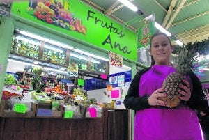 Molleda, con una piña en la mano, frente al puesto. ::
MARIO ROJAS