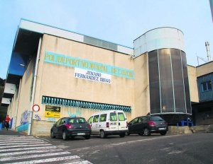 El polideportivo Jenaro Fernández Diego, en Luanco, será objeto de obras en la cubierta. ::                             P. G.-P.