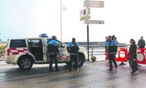 Vehículo de la Policía Local en el que la familia se trasladó a los Servicios Sociales Municipales. ::                             P. G.-P.