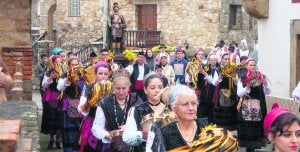 Medio centenar de mozas ataviadas de aldeana abrían paso a las andas de Santu Medé. ::                             G. F. B.