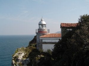 El faro de San Emeterio se encuentra a 68 metros sobre el mar y entraba en funcionamiento el día 15 de marzo de 1864. ::
E. C.