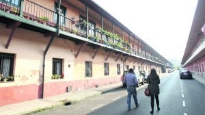 De los tres bloques de viviendas de Junigro, los dos que presentan balcones añadieron las plantas altas en una segunda fase y sufrieron daños en la guerra civil. ::                             ÁLEX PIÑA