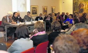El salón de actos del Ateneo se abarrotó para recibir a Juan Hernández. ::                             JOAQUÍN BILBAO