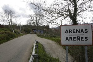 Entrada a la localidad piloñesa de Arenas, donde tuvo lugar la agresión. ::
NEL ACEBAL