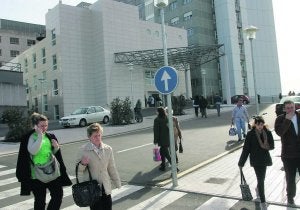 Entrada principal al Hospital de Cabueñes, donde la media para operarse es de 70 días. ::                             JOAQUÍN PAÑEDA