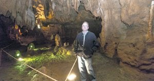 Alberto del Busto, propietario y guía en la Gruta de Arbedales. ::                             MARIETA