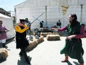 Dos caballeros chocan sus espadas en pleno combate en el mercado de Pelúgano. ::
PARDO