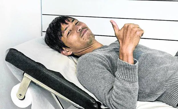 El jugador japonés saluda durante el reconocimiento médico. 