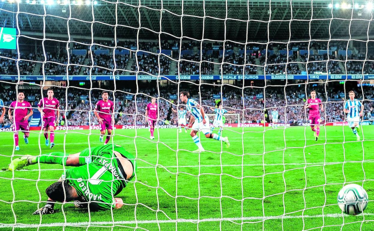 Oyarzabal bate de penalti a Pacheco para establecer el 3-0 definitivo antes del descanso. 