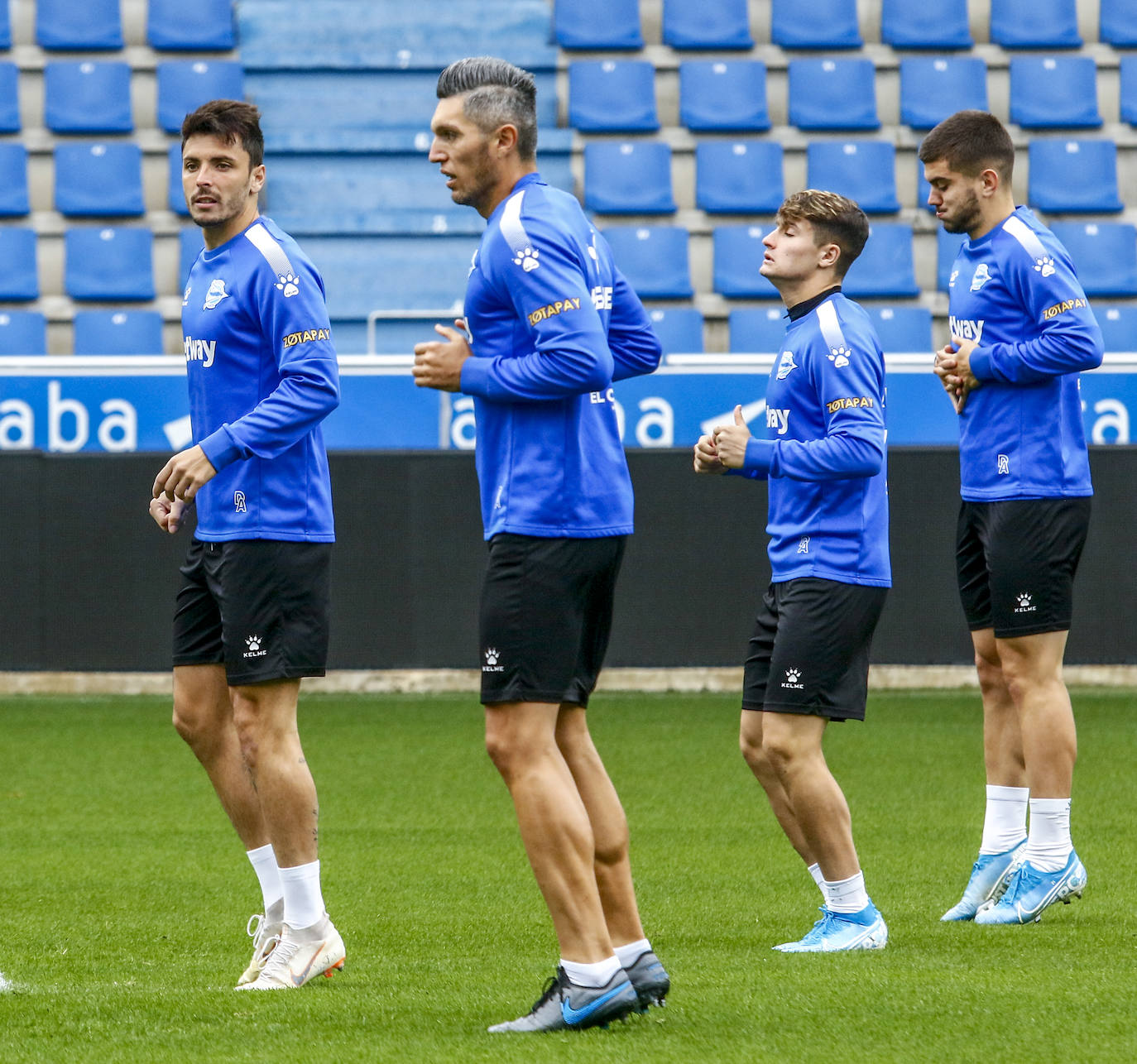 Fotos: El Alavés entrena en Mendizorroza