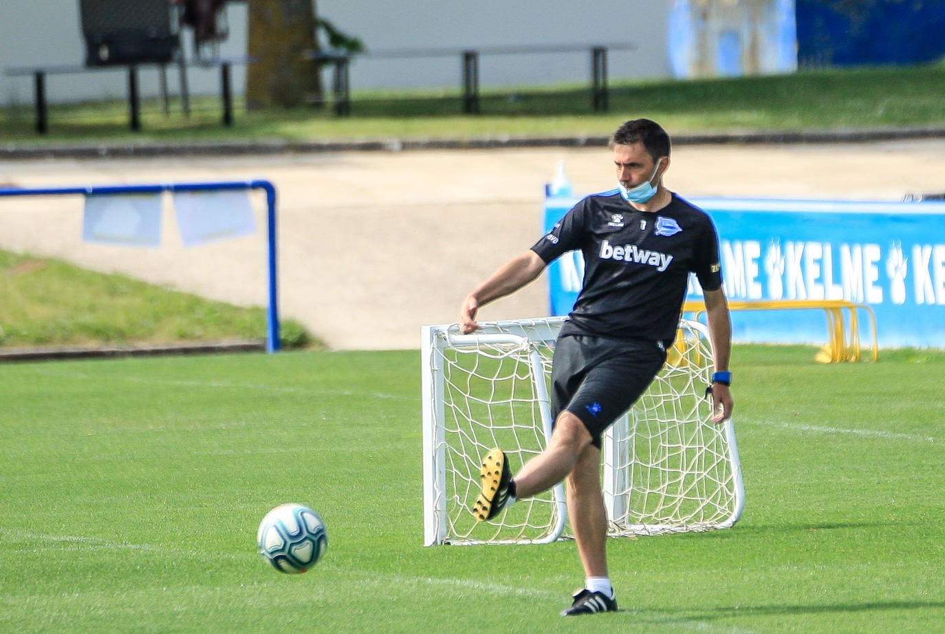 Fotos: El Alavés ya entrena con toda la plantilla junta