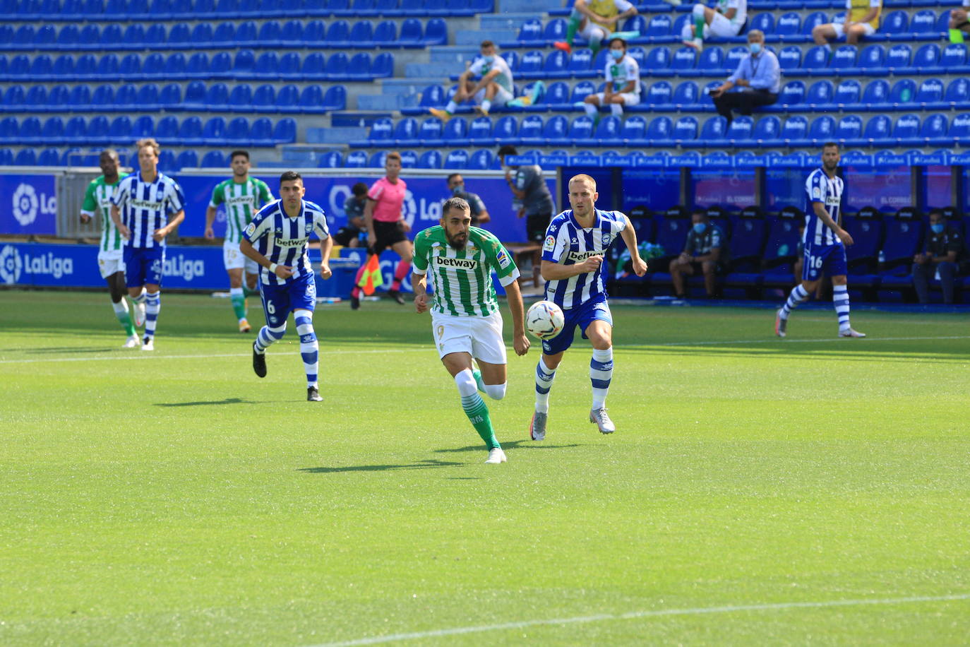 Un vacío estadio de Mendizorroza ha acogido el duelo entre Alavés y Betis.