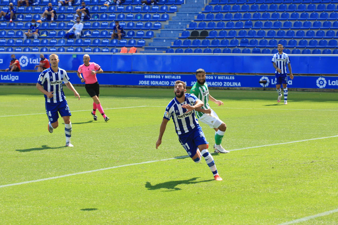 Un vacío estadio de Mendizorroza ha acogido el duelo entre Alavés y Betis.