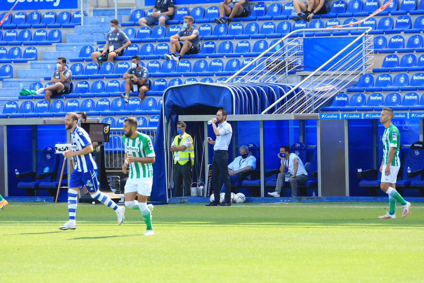 Un vacío estadio de Mendizorroza ha acogido el duelo entre Alavés y Betis.