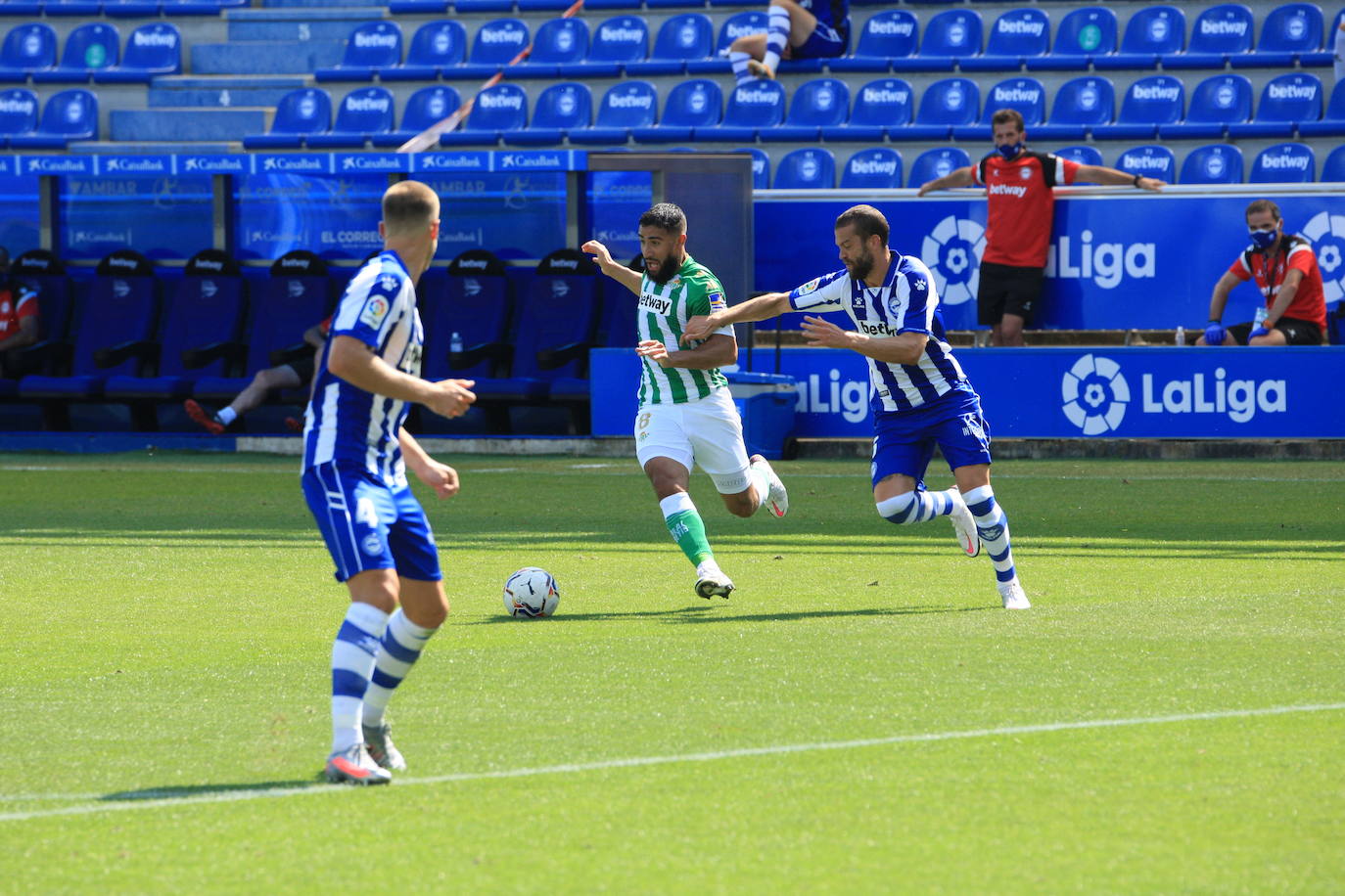 Un vacío estadio de Mendizorroza ha acogido el duelo entre Alavés y Betis.