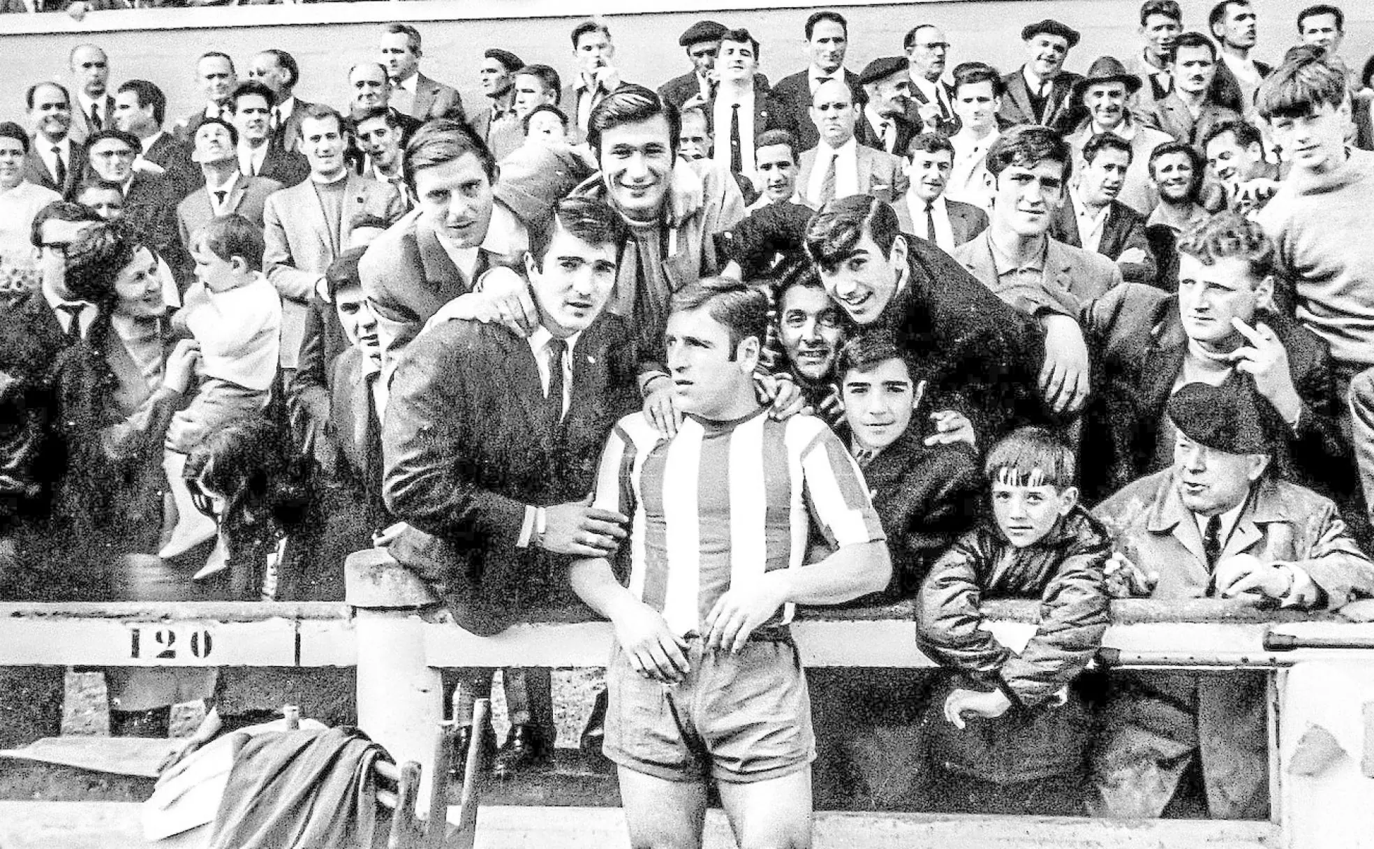 De los más queridos. José Luis Baroja, rodeado de aficionados tras ganar al Plus Ultra en 1968.