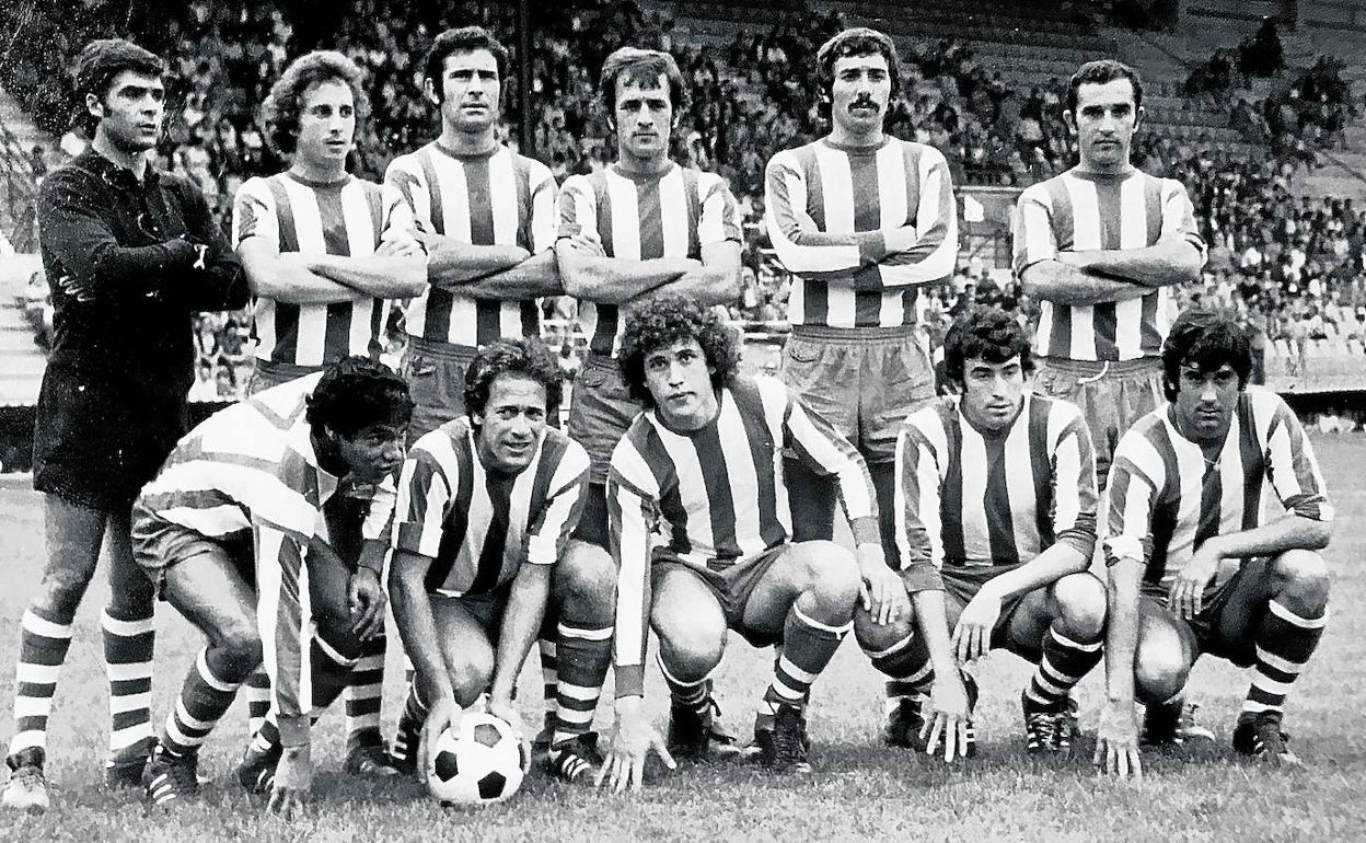 Once del Alavés en el amistoso con el Sporting de Lisboa el 30 de agosto de 1975. 3-0, con goles de Valdano el día de su estreno. Arriba,de izquierda a derecha, Rodri, Español, Pascual, Catalán, Bea y Arambarri.Abajo, Ortigosa, Adorno, Valdano, Sánchez Martín y Aramburu. 