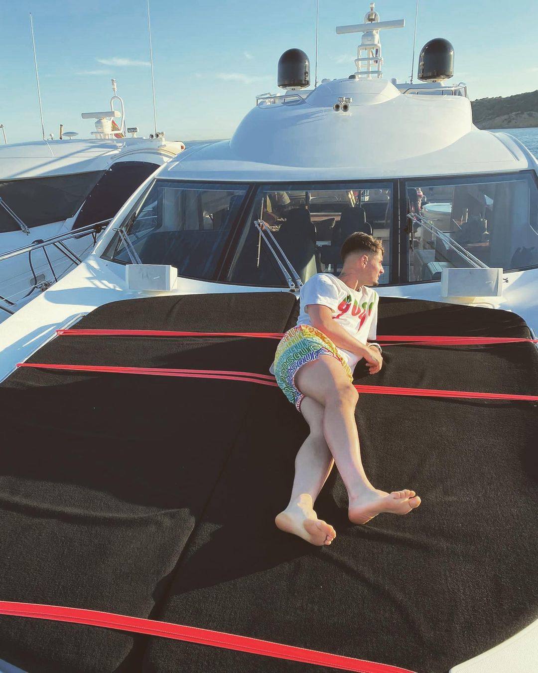Borja Sainz, sobre un barco, en la balear isla de Ibiza