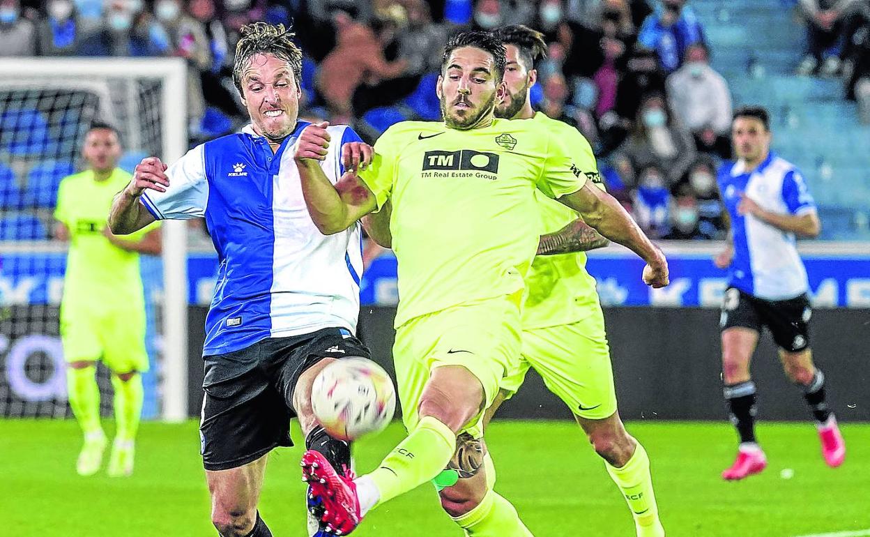 Tomás Pina regresó a la titularidad en el partido de anoche contra el Elche en Mendizorroza.