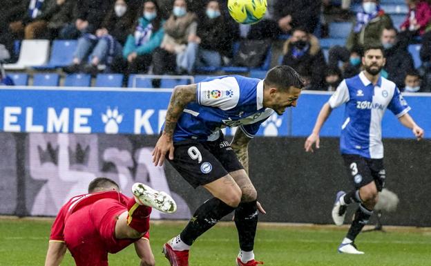 Joselu ya es el máximo goleador histórico del Alavés en Primera