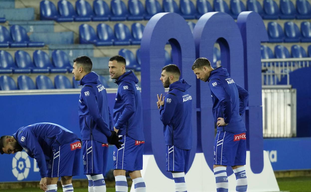 El Alavés arrancó su año del centenario ante el Real Madrid, pero a puerta cerrada. 