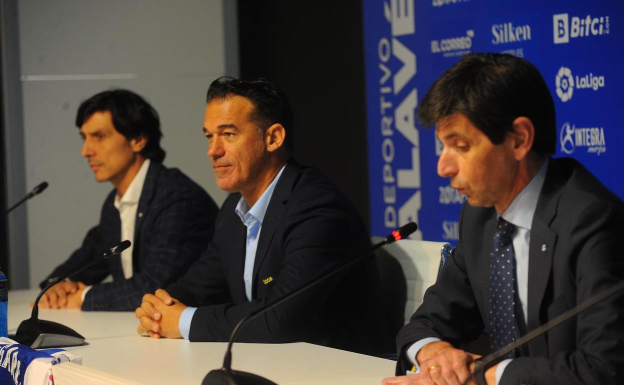 El nuevo entrenador del Alavés, Luis García Plaza, junto a Fernández de Trocóniz y Fernández.