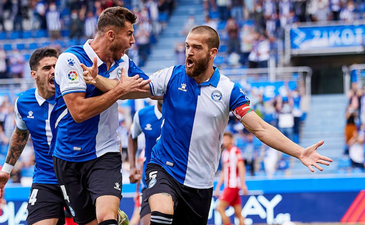 Laguardia celebra uno de sus goles marcados esta temporada, frente al Atlético de Madrid, junto al también central Matt Miazga. 