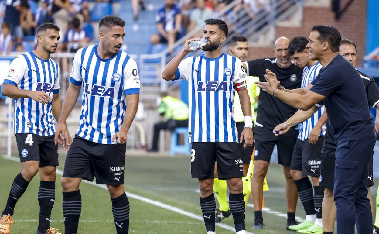 Luis García da indicaciones a varios jugadores en el duelo contra el Huesca. Sedlar lo ha jugado todo, Duarte es capián y ha alabado varias veces el rol de Moya. 
