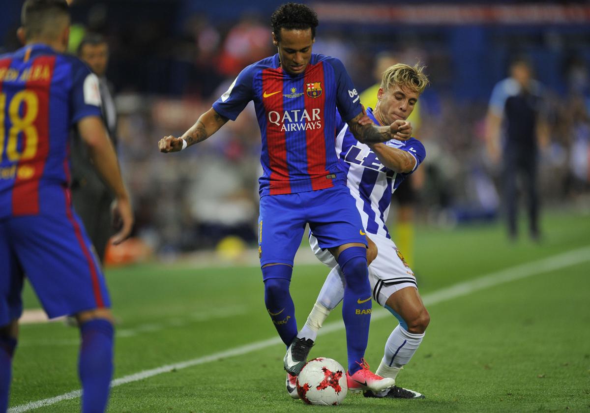 Neymar, que marcó el polémico 2-1, ante el albiazul Kiko Femenía.