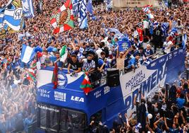 Los hinchas, con las bufandas al cielo, cantan el himno del Alavés en uno de los momentos más emocionantes de la tarde.