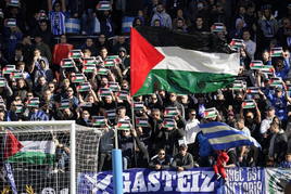 Banderas de apoyo a Palestina en Mendizorroza.