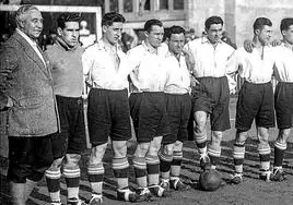 La formación alavesista correspondiente a la temporada 1927-28, que se midió en período navideño al Zaragoza.