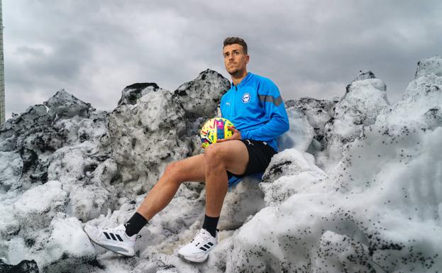 Antonio Blanco posa en la nieve acumulada en los márgenes de los campos de Ibaia. 