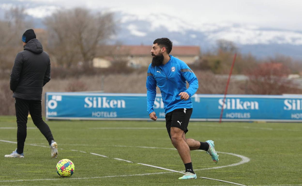 Asier Villalibre avanza con el balón sobre el césped de Ibaia. 