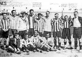 Díaz de Espada (el sexto por la izquierda, con la camiseta más clara), en una alineación del Alavés en los años 20.