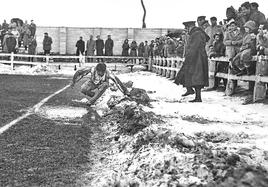 Un jugador del Alavés cae a la nieve en el partido contra el Deportivo aplazado dos días, al martes 14 de febrero de 1956.