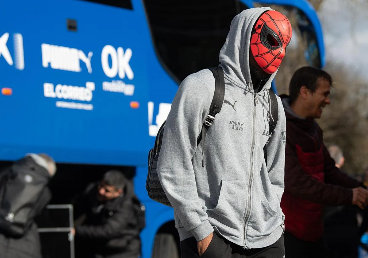 Owono, en su llegada a Mendizorroza con la máscara de Spiderman.