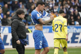 Javi López abandona lesionado el partido ante el Villarreal.