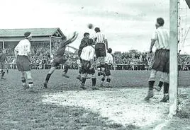 Dos secuencias del partido Osasuna-Alavés del campeonato de España jugado en Pamplona el 27 de abril de 1930.