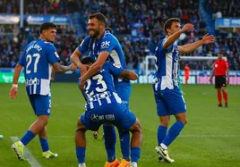 Benavídez abraza a Rioja tras su gol ante el Atlético.