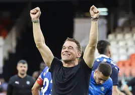 Luis García celebra la victoria con sus jugadores.