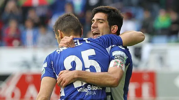 Manu García recibe las felicitaciones de Samuel tras un gol ante el Numancia. 