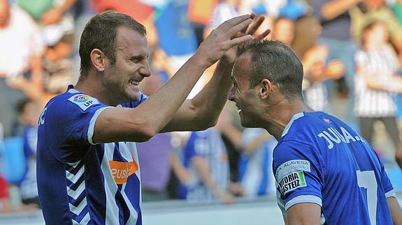 Despotovic y Juli, celebran un gol ante el Sabadell, la pasada jornada. 