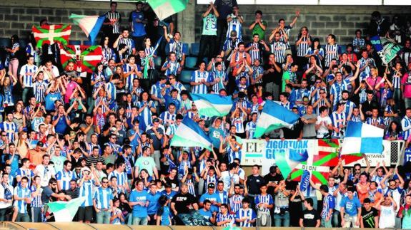 Mil aficionados vitorianos dieron una nueva lección de cómo se anima a un equipo de fútbol en el Sardinero