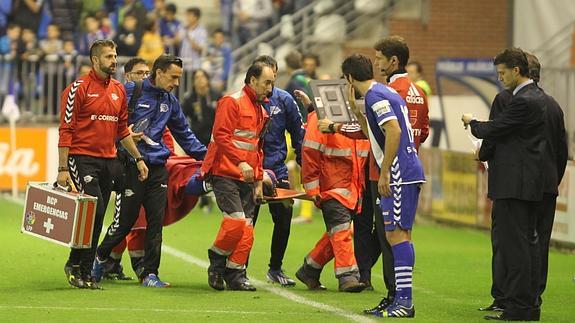 Rafa García es conducido en camilla al hospital tras sufrir una fractura de cráneo ante el Alcorcón. 